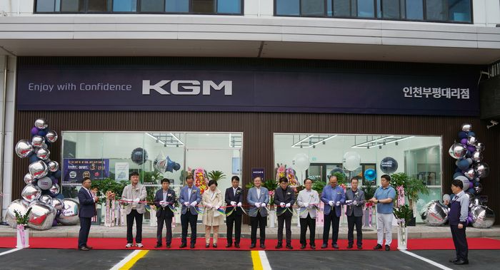 지난 27일 KGM 부평서비스센터 내 인천부평대리점에서 열린 ‘3S 복합 대리점’ 개소식에서 KGM 권교원 사업부문장(왼쪽 여섯 번째)과 인천부평대리점 김명철 대표(왼쪽 다섯 번째)를 비롯한 참석자들이 테이프 커팅을 하고 있다.ⓒKG 모빌리티
