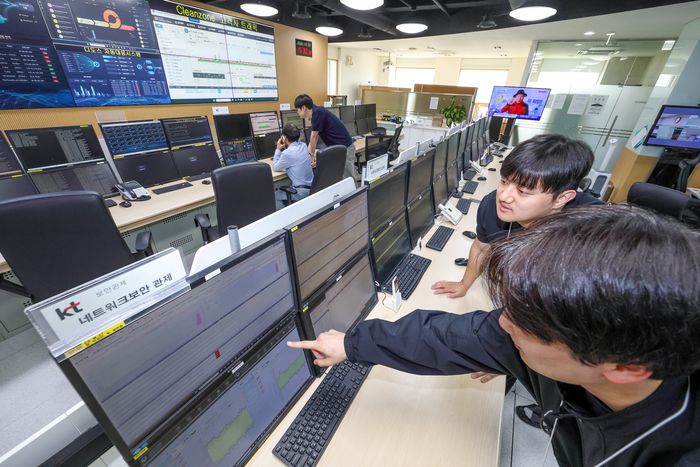 경기도 과천 KT 네트워크·보안 관제센터에서 직원들이 실시간 보안 관제 업무를 수행하고 있다. ⓒKT