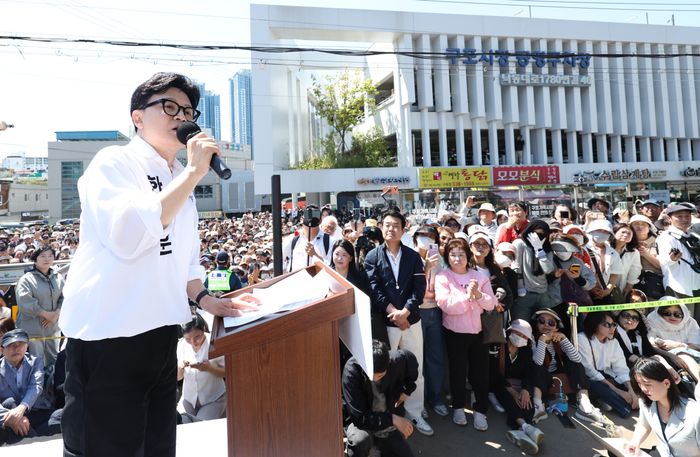 한동훈 무소속 6·3 국회의원 보궐선거 부산 북구갑 후보가 9일 부산 북구 구포시장 인근 쌈지공원에서 공식 출마 기자회견을 하고 있다. ⓒ뉴시스