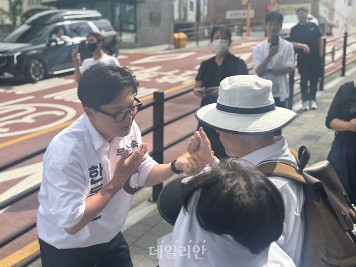 30일 부산 북구 구포초등학교 인근 아파트단지 앞에서 부산 북구갑 국회의원 보궐선거에 출마한 한동훈 무소속 후보가 시민들과 대화하고 있다. ⓒ데일리안 오수진 기자