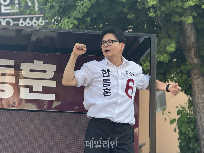 사전투표 첫날인 29일 부산 북구갑 국회의원 보궐선거에 출마한 한동훈 무소속 후보가 집중유세에서 지지를 호소하고 있다. ⓒ데일리안 오수진 기자