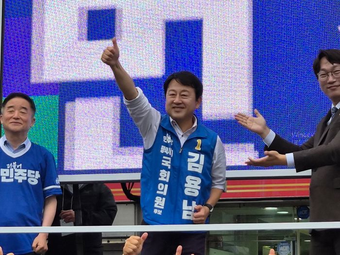 김용남 더불어민주당 경기 평택을 국회의원 재선거 후보가 21일 평택시 안중시장 인근에서 유세차에 올라 지지를 호소하고 있다. ⓒ데일리안 허찬영 기자