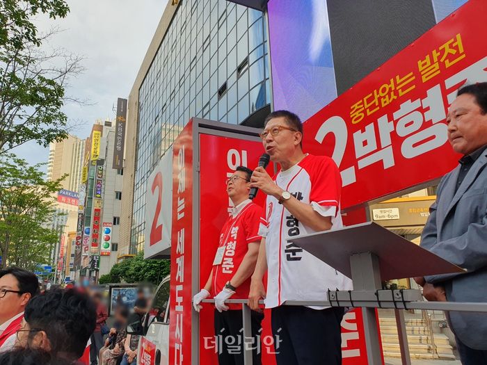 박형준 국민의힘 부산시장 후보와 곽규택 국민의힘 의원이 30일 부산 동구 범일 2동 국민은행 앞에서 열린 집중유세에서 부산시민들을 향해 지지를 호소하고 있다. ⓒ데일리안 김민석 기자