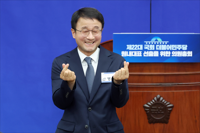 한병도 더불어민주당 원내대표 후보가 6일 오후 서울 여의도 국회에서 열린 더불어민주당 원내대표 선출을 위한 의원총회에서 포즈를 취하고 있다. ⓒ데일리안 홍금표 기자