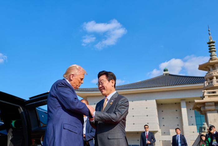 이재명 대통령이 지난해 10월 29일 경북 경주박물관에 도착한 도널드 트럼프 미국 대통령을 만나 악수를 하고 있다. ⓒ청와대