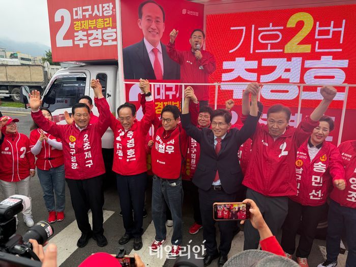 추 후보의 첫날은 오후 6시 남구 봉덕초등학교 앞 합동 출정식으로 마무리됐다. 빗방울이 떨어지는 가운데 김문수 명예선대위원장, 이철우 경북도지사 후보, 신동욱 최고위원 등 당 거물들이 총출동했다. ⓒ 데일리안 김수현 기자
