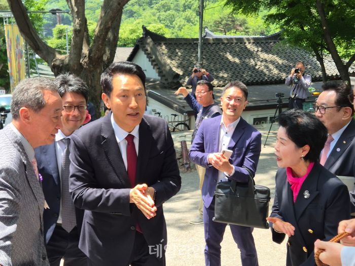 오세훈 국민의힘 서울시장 후보가 24일 서대문구 봉원동 봉원사를 찾았다. ⓒ데일리안 김주훈 기자