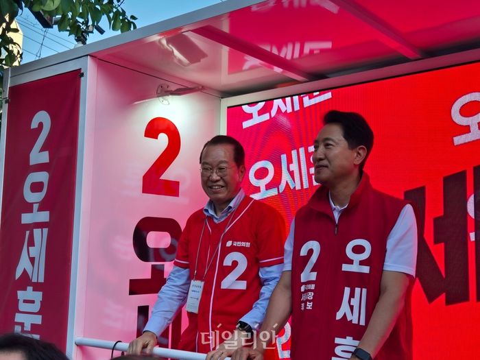 오세훈(오른쪽) 국민의힘 서울시장 후보가 30일 권영세 의원과 함께 용산구 후암시장 인근에서 유세를 하고 있다. ⓒ데일리안 김주훈 기자