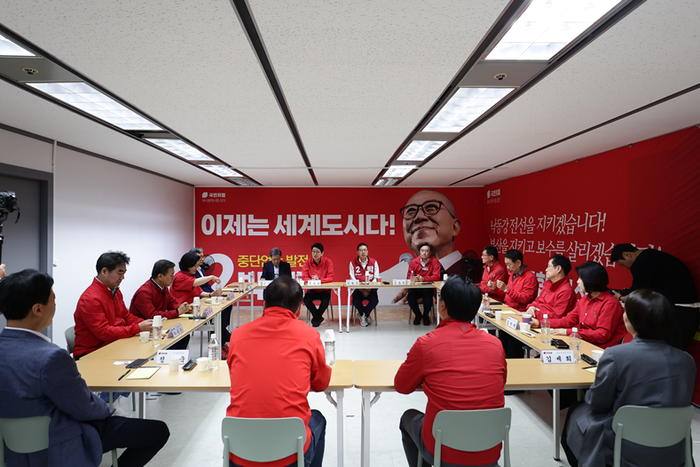 박형준 국민의힘 부산시장을 비롯한 부산선거대책위원회 위원들이 10일 부산 부산진구에 위치한 캠프 사무실에서 첫 번째 선대위 회의를 열고 있다. ⓒ박형준 캠프
