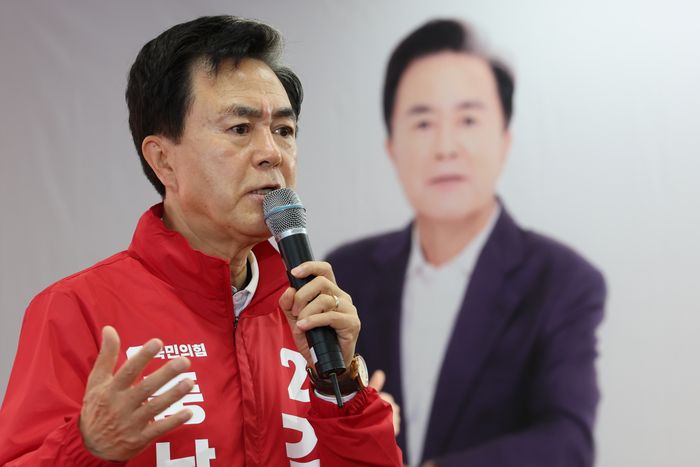 국민의힘 김태흠 충남도지사 후보가 12일 충남 천안시 김태흠 충남지사 후보 선거사무소에서 열린 제9회 전국동시지방선거 충남도당 당직자 회의 및 필승결의대회에서 발언하고 있다. ⓒ연합뉴스