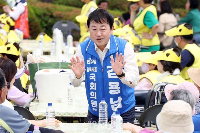 김용남 더불어민주당 경기 평택을 국회의원 후보가 19일 경기도 평택 농업생태원에서 열린 자장면 나눔 행사에서 시민들에게 인사를 하고 있다. ⓒ데일리안 홍금표 기자