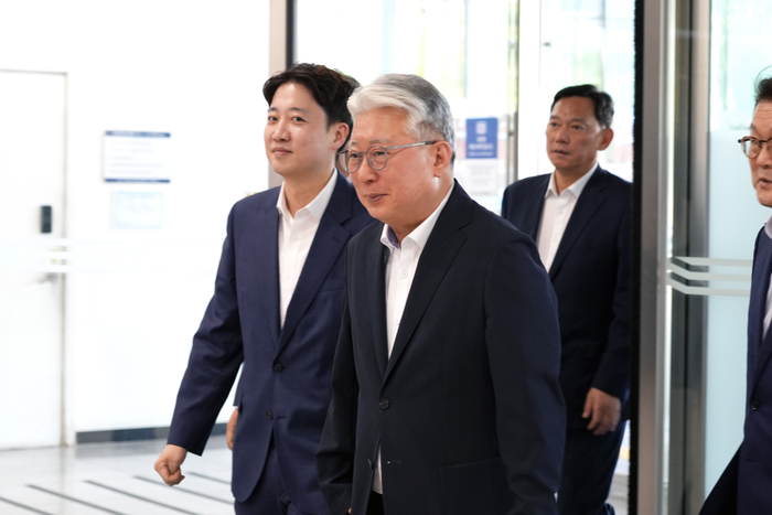 후보가 조응천 개혁신당 경기도지사 후보가 18일 삼성전자 화성캠퍼스에 방문했다. 조응천 후보 캠프 제공
