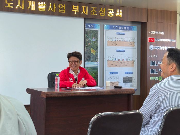 유의동 국민의힘 후보가 13일 간담회 도중 미소를 보이고 있다.ⓒ데일리안 허찬영 기자