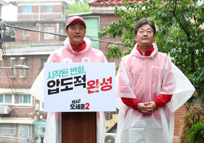 오세훈 국민의힘 서울시장 후보가 21일 오전 서울 강북구 미아동에서 유승민 전 의원과 함께하며 출정 대시민 메시지를 전하고 있다. ⓒ뉴시스