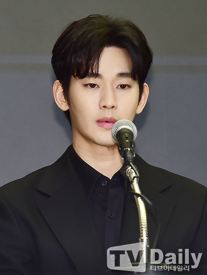 배우 김수현