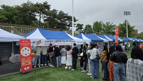 3일 경북 경산 스리랑카 전통축제 현장에서 OK저축은행 임직원들이 외국인 고객을 대상으로 홍보 부스를 운영하고 있다.(사진=OK저축은행)