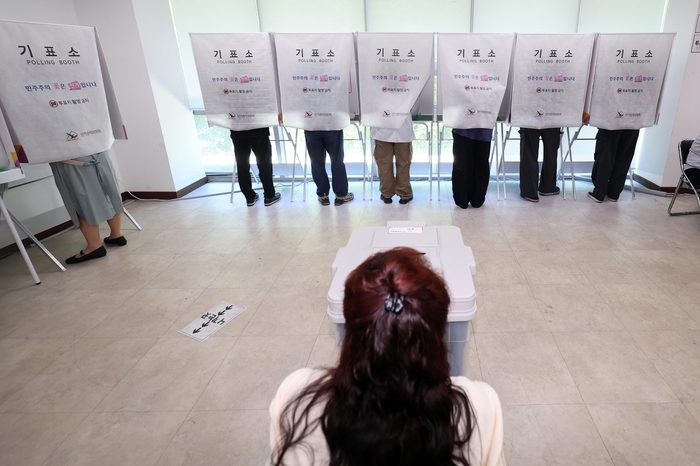 30일 대구 달성군 유가읍 행정복지센터에 마련된 사전투표소에서 유권자들이 투표하고 있다. 연합뉴스