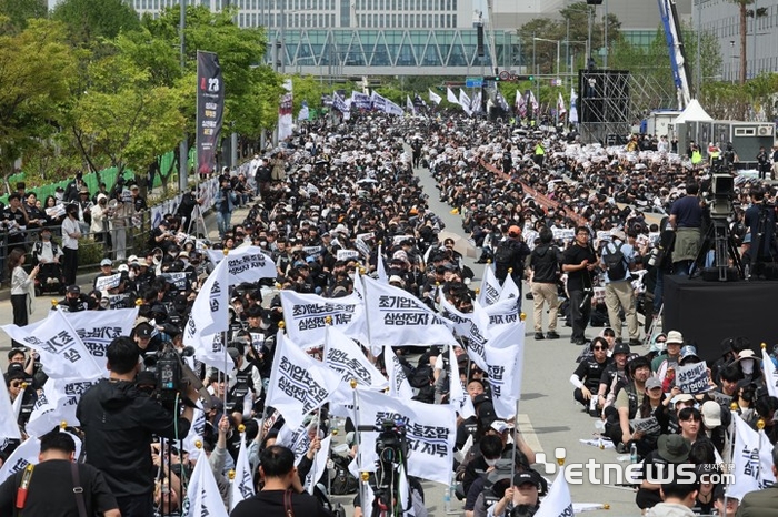 삼성전자 노동조합 공동투쟁본부 조합원들이 지난달 경기도 평택시 삼성전자 평택캠퍼스 앞에서 열린 결의대회에서 구호를 외치고 있다.