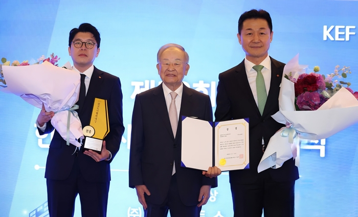 LX판토스가14일 제38회 한국노사협력대상 시상식에서 대상을 수상했다. (왼쪽부터) 박차준 LX판토스 근로자대표, 손경식 경총 회장, 이용호 LX판토스 대표이 기념촬영했다.