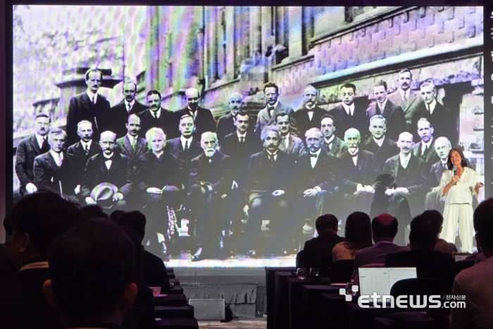 페트라 플로리주네 IBM 퀀텀 글로벌 세일즈 총괄 디렉터가 키노트하고 있다. ⓒ박종진기자