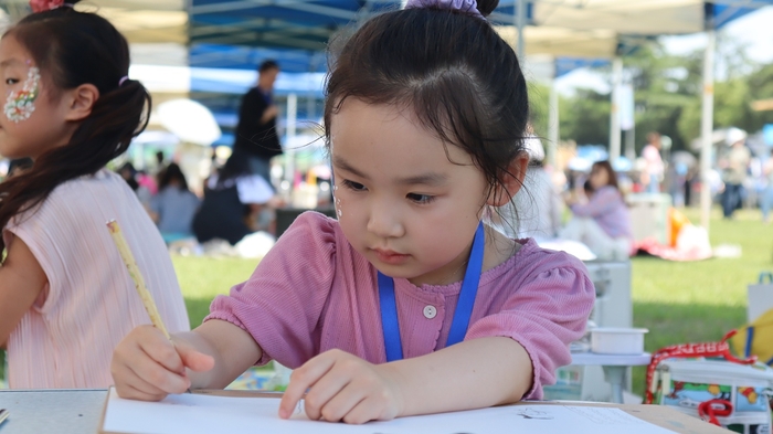 제28회 자연사랑 파란마음 그림축제 참가자들이 그림을 그리고 있다. 〈자료:삼양그룹〉