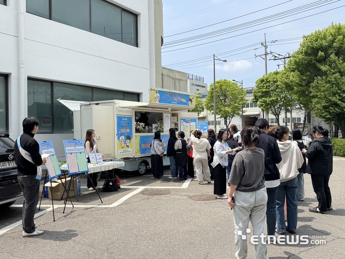 산단공 관계자들이 12일 인천 남동지식산업센터에서 열린 '2026년 안전한국훈련 연계 산단 안전문화 확산 캠페인'에서 입주기업 근로자들에게 안전 홍보물과 음료를 전달하고 있다. 산단공 제공