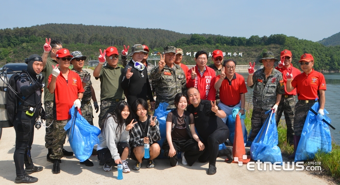 이상일 국민의힘 용인시장 후보(오른쪽 여섯 번째)는 지난 17일 용인시해병대전우회가 실시한 이동저수지 수중정화활동 현장을 방문해 정화활동을 함께 펼쳤다. 이상일 용인시장 후보 선거사무실 제공.