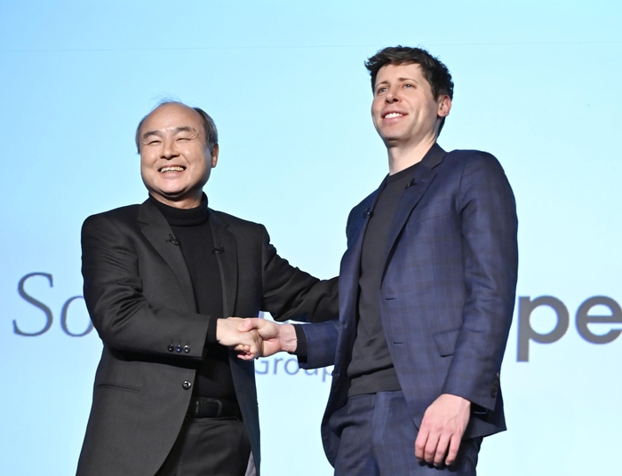 손정의 소프트뱅크그룹 회장(왼쪽)과 샘 올트먼 오픈AI 최고경영자(CEO)가 지난해 일본 도쿄에서 열린 행사에서 만나 악수하고 있다.  (연합뉴스)