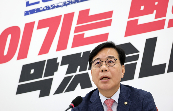 국민의힘 송언석 원내대표가 3일 국회에서 열린 기자간담회에서 현안 관련 발언을 하고 있다. 연합뉴스