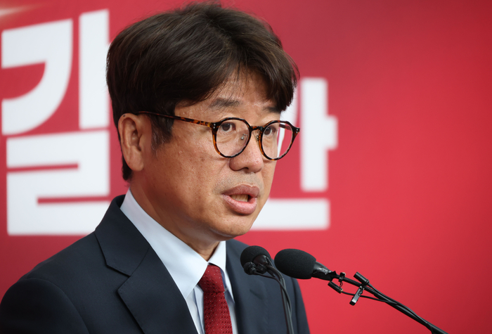 6·3 지방선거-재보선 사전 투표를 하루 앞둔 28일 경기 평택을 국회의원 재선거에 출마한 국민의힘 유의동 후보가 서울 여의도 중앙당사에서 보수 단일화와 관련한 기자회견을 하고 있다. 연합뉴스
