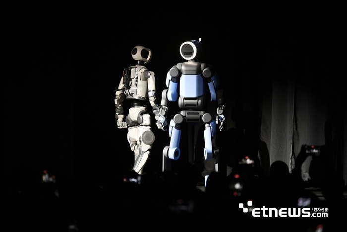 세계 최대 가전·정보기술(IT) 전시회 'CES 2026' 개막을 하루 앞둔 5일(현지시간) 미국 네바다주 라스베이거스 만달레이베이에서 열린 현대차그룹 프레스 컨퍼런스에서 차세대 전동식 아틀라스 시제품(왼쪽)과 아틀라스 개발형 모델이 무대에 공개돼 있다. 라스베이거스=이동근기자 foto@etnews.com
