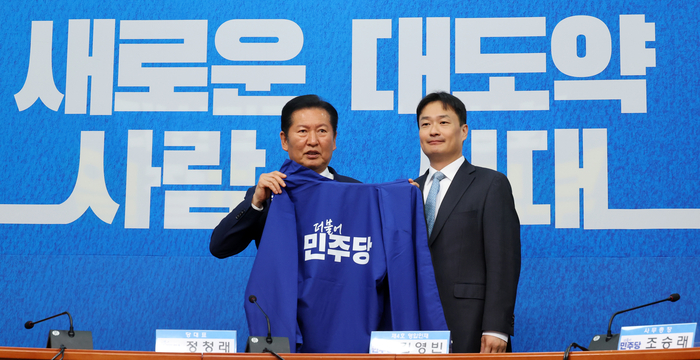 8일 국회에서 열린 더불어민주당 4차 인재 영입식에서 정청래 대표가 김영빈 변호사에게 민주당 상징인 '파란 점퍼'를 전달하고 있다. 연합뉴스