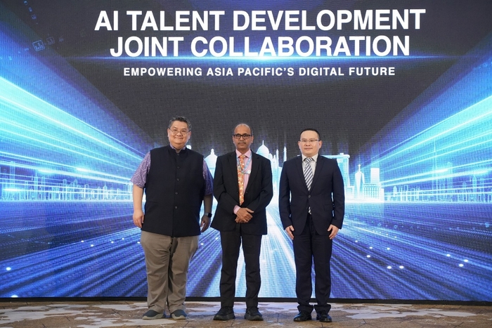 ASEAN 파운데이션, 국제전기통신연합(ITU), 화웨이 관계자들이 제10회 화웨이 ICT 컴피티션 APAC에서 기념 촬영을 하고 있다.