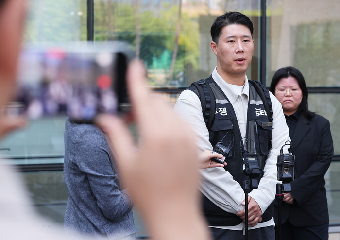 (수원=연합뉴스) 홍기원 기자 = 최승호 초기업노조 삼성전자지부 위원장이 13일 경기도 수원시 영통구 수원지방법원에서 열린 삼성전자가 노조를 상대로 제기한 위법 쟁의행위 금지 가처분 신청 심문을 마치고 나와 취재진 질문에 답하고 있다. 2026.5.13
xanadu@yna.co.kr