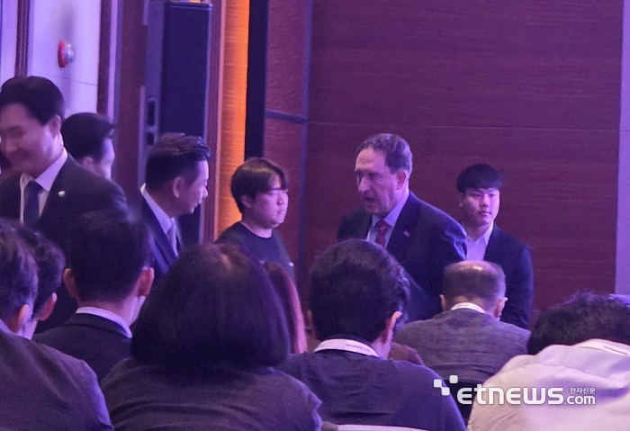 IBM 아시아태평양 퀀텀 커넥트에 참석한 제임스 헬러 주한미국대사관 대사 대리(오른쪽 두번째). ⓒ박종진기자