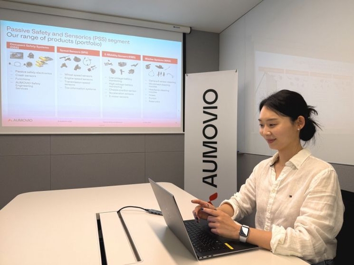 온라인 글로벌기업 탐방 행사에 참여하는 아우모비오코리아 직원.