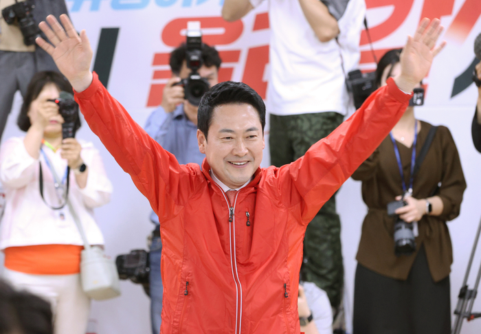 12일 오후 대구 수성구 국민의힘 경북도당에서 열린 경북도당 선대위 발대식에서 장동혁 대표가 당원들에게 인사하고 있다. 연합뉴스
