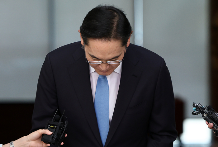 해외 출장을 마치고 급거 귀국한 이재용 삼성전자 회장이 16일 서울 김포비즈니스항공센터(SGBAC)에서 머리 숙여 사죄 인사를 하고 있다. (사진=연합뉴스)