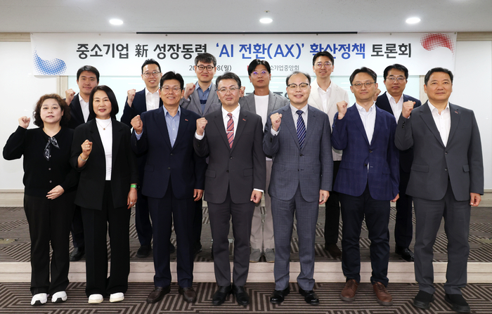 18일 서울 여의도 중기중앙회에서 열린 '중소기업 新 성장동력, AI 전환(AX) 확산정책 토론회'에서 참석자들이 기념 촬영을 하고 있다. (왼쪽 세번째부터)한병준 중기중앙회 부회장, 오기웅 중기중앙회 상근부회장, 진병채 카이스트 교수, 이영환 고려대학교 디지털혁신연구센터장,  양찬회 중기중앙회 전무이사.