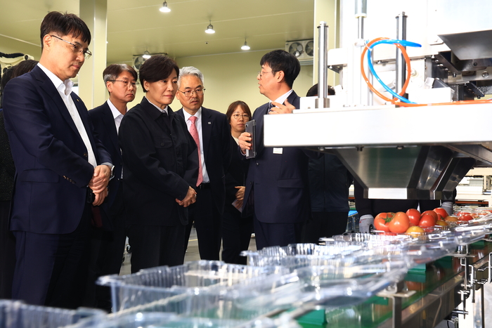 송미령 농림축산식품부 장관이 3월 강원 영월을 방문, AI 기반 영농설루션 도입 농가와 스마트 산지유통센터(APC), 농촌창업 기업을 차례로 방문했다. 사진은 송 장관이 스마트농업 확산과 농촌 활력 제고 방안을 점검하는 모습.( 사진=농림축산식품부)