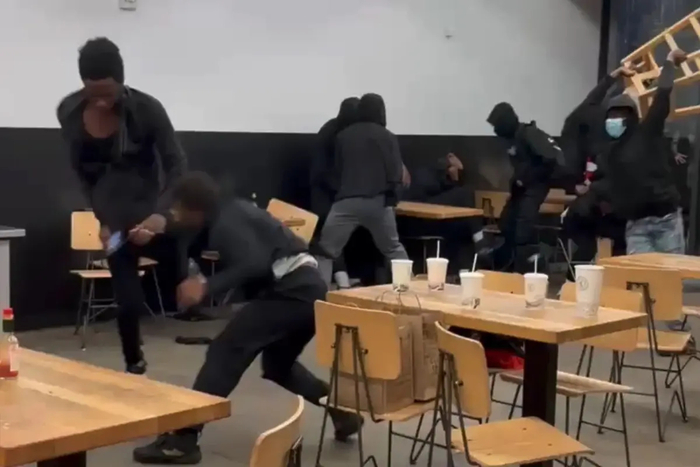 지난 주말 미국 워싱턴DC 해군기지 인근의 한 멕시코 프랜차이즈 식당에서 10대 청소년들이 난동을 부리는 모습. 사진=레딧 캡처