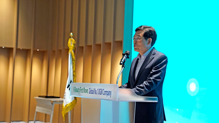 조임래 코스메카코리아 회장이 지난 12일 경기도 판교 중앙연구원에서 열린 기념식에서 발표하고 있다.