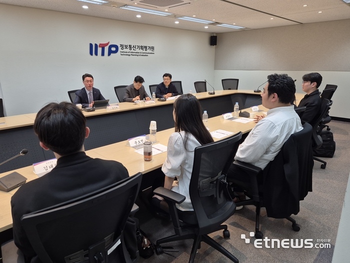 지난 13일 저녁, 정보통신기획평가원(IITP) 서울사무소 대회의실에서 'AI·디지털 혁신인재 단기집중 역량강화 사업' 경험을 공유하고 개선방안을 찾는 간담회가 열렸다.