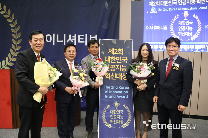 고기석 한국지식재산서비스협회장, 김기종 애니파이브 대표, 하청일 테크란 대표, 이세림  클래리베이트 본부장, 황차동 아이피나우 대표(왼쪽부터)가 11일 열린 제2회 대한민국 인공지능 혁신 대상을 받았다.