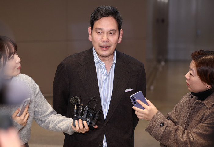 미국에서 도널드 트럼프 미 대통령 당선인을 만난 정용진 신세계그룹 회장이 22일 인천국제공항 제2여객터미널을 통해 귀국해 취재진 질문에 답하고 있다. 2024.12.22 연합뉴스