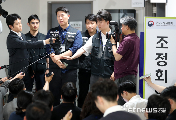 19일 정부세종청사 중앙노동위원회에서 열린 삼성전자 노사 간 2차 사후조정 2일차 회의 14시간이 넘는 마라톤 협상 끝에 정회됐다. 20일 새벽 최승호 삼성그룹 초기업노동조합 삼성전자지부 위원장이 정회 후 입장을 밝히고 있다.  세종=이동근기자 foto@etnews.com