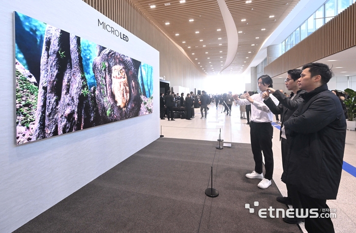 지난해 3월 열린 삼성전자 정기 주주총회에 전시된 마이크로 LED TV.  박지호기자 jihopress@etnews.com
