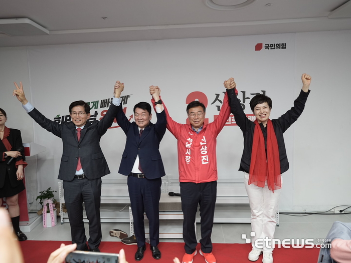 (왼쪽부터) 김문수 전 국민의힘 대선 후보, 안철수 국회의원, 신상진 성남시장 후보, 김은혜 국회의원 등이 10일 신 후보 선거사무소에서 개소식을 열고 기념 촬영했다.