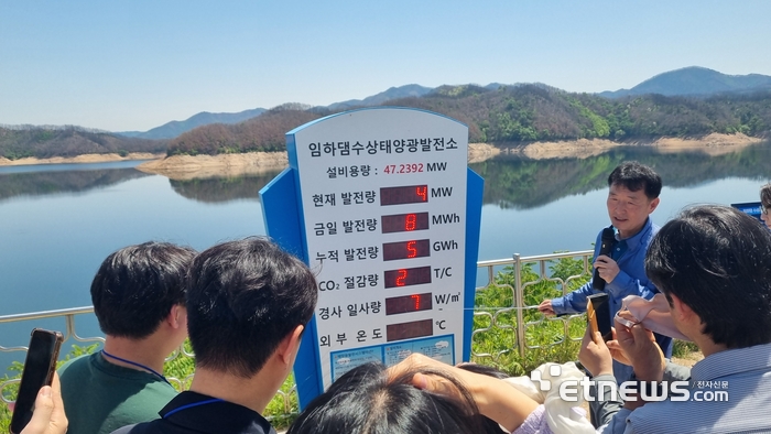 박종암 한국수력원자력 팀장이 지난 15일 경북 안동시 임하댐 수상태양광 현장에서 기후에너지환경부 출입기자단을 상대로 브리핑하고 있다. 사진 출처 : 한수원