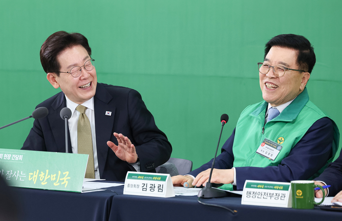 이재명 대통령이 14일 경기 성남시 분당구 새마을운동중앙회에서 열린 현장간담회에서 발언하고 있다. 오른쪽은 김광림 새마을운동중앙회장. 연합뉴스